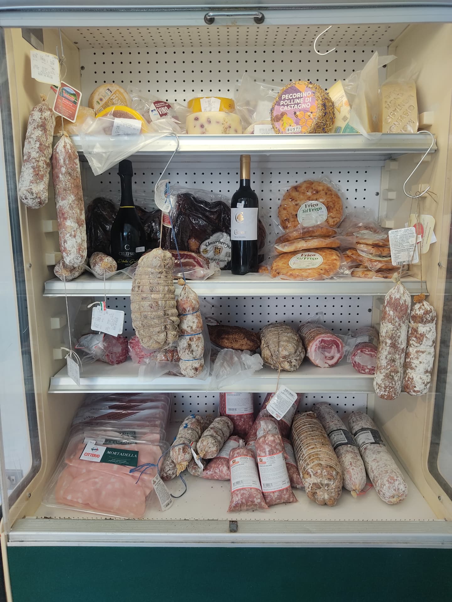 Il banco dei salumi e dei formaggi